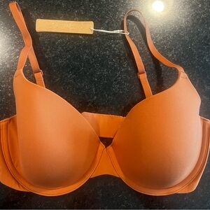 Skims tshirt bra
Size 34 D